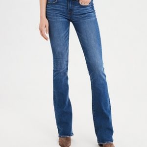 AMERICAN EAGLE BOOOT CUT JEANS